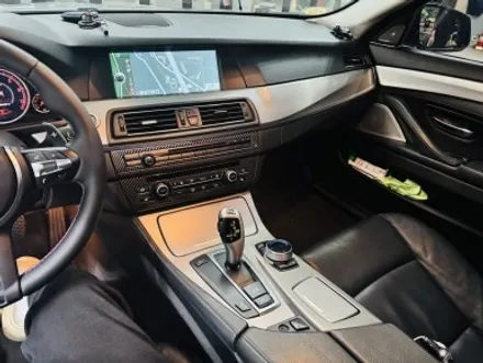 BMW 5시리즈 F바디 실내 랩핑, 브러쉬드 스틸로 유니크한 매력 뽐내기! 고양 강서 랩핑샵 / 고양 일산 덕양구