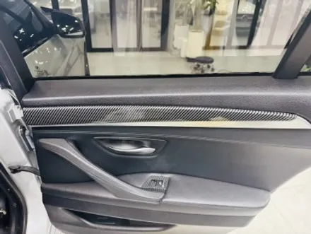 BMW 5시리즈 F바디 실내 랩핑, 브러쉬드 스틸로 유니크한 매력 뽐내기! 고양 강서 랩핑샵 / 고양 일산 덕양구