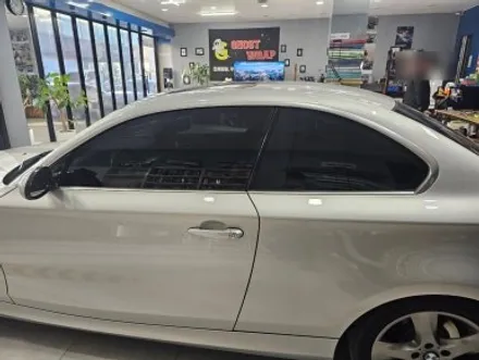 BMW 120D 쿠페 |  윈도우몰딩 크롬 삭제 + 블랙 루프스킨!  크롬 OUT, 블랙으로 완성! | 고양랩핑/일산랩핑/파주랩핑/강서랩핑/은평랩핑 / 고양 일산 덕양구