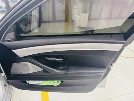 BMW 5시리즈 F바디 실내 랩핑, 브러쉬드 스틸로 유니크한 매력 뽐내기! 고양 강서 랩핑샵 / 고양 일산 덕양구