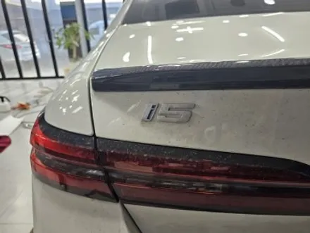 BMW I5 | 엠블럼 및 레터링 교체  | 고양랩핑/일산랩핑/파주랩핑/강서랩핑/은평랩핑 / 고양 일산 덕양구