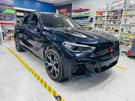 BMW X6, 차가 완전히 달라졌어요! 전체 랩핑 제거  +석회물 제거 +사틴 블랙 랩핑 재시공+ 유리막 코팅(고양 일산 파주 랩핑샵에서 만나요) / 고양 일산 덕양구