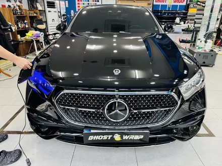 벤츠 E300 4MATIC 헤드라이트 PPF 시공 | 평소엔 투명, 빛 받으면 톤다운되는 변색 필름 / 고양 일산 덕양구