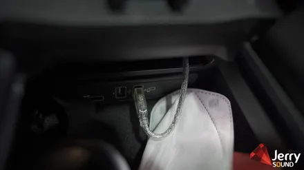 벤츠 AMG GT 4도어 차량용 무선충전기와 카플레이 연동