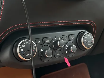 자동차 실내 버튼, 내장재끈적임 복원 페라리 458 이탈리아 / 과천 삼부골로