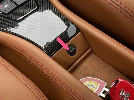 자동차 실내 버튼, 내장재끈적임 복원 페라리 458 이탈리아 / 과천 삼부골로