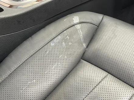 자동차 실내에 순간접착제를 쏟아 생긴 시트 가죽손상 가죽복원 / 과천 삼부골로