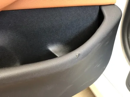 BMW 5시리즈 승하차시 도어트림이 발로 차이며 생기는 우레탄 찍힘, 뜯김 복원 / 과천 삼부골로