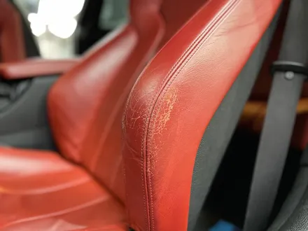 BMW M4 헤지고 갈라지는 운전석 가죽시트 가죽복원, 지니홉디자인 / 과천 삼부골로