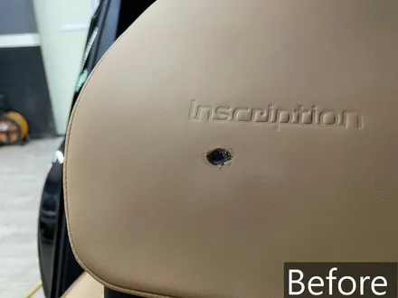 볼보 XC90 차량의 가죽에 생긴 구멍을 없에기 위해 가죽복원을 위해 지니홉디자인에 입고되었습니다 / 과천 삼부골로