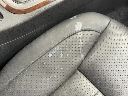 자동차 실내에 순간접착제를 쏟아 생긴 시트 가죽손상 가죽복원 / 과천 삼부골로