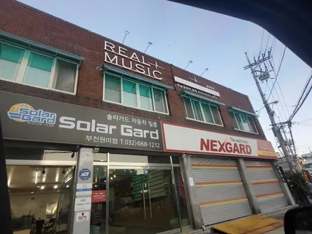 카니발 풀체인지 판테라메탈 색상 솔라가드새턴 고급스럽네요. / 경기 부천