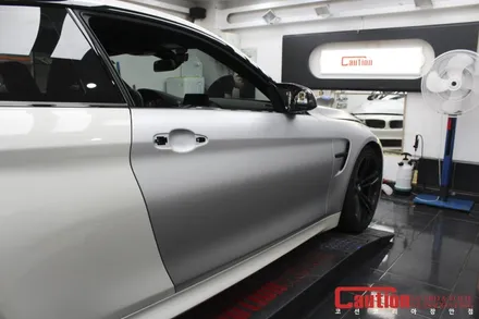 BMW M4 사틴 알루미늄 화이트 전체랩핑 / 동대문,광진구,중랑구