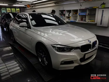흰 차라면 필수! 자동차 루프스킨, BMW 3시리즈 3M 1080 유광블랙 루프스킨 시공 - 장안동 코션 코리아 / 동대문,광진구,중랑구