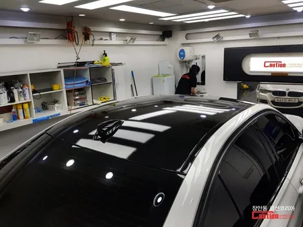 흰 차라면 필수! 자동차 루프스킨, BMW 3시리즈 3M 1080 유광블랙 루프스킨 시공 - 장안동 코션 코리아 / 동대문,광진구,중랑구