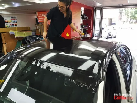 흰 차라면 필수! 자동차 루프스킨, BMW 3시리즈 3M 1080 유광블랙 루프스킨 시공 - 장안동 코션 코리아 / 동대문,광진구,중랑구