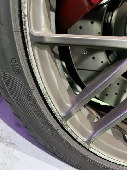 대구 휠복원 대구 휠도색 대구 휠수리 타이어 전문 휠플레이[벤츠 C63 AMG 순정 19인치 블랙반무광 휠도색 작업입니다.] / 대구 서구 평리동
