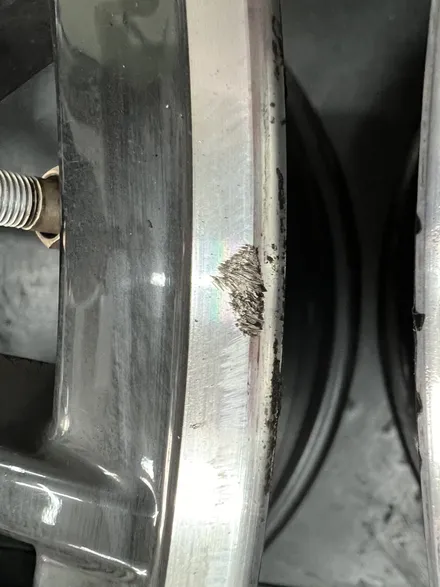 대구 휠복원 대구 휠도색 대구 자동차 휠수리 잘하는 곳 휠플레이 타이어 전문[BMW 5시리즈 순정 19인치 블랙펄유광 휠도색 작업입니다.] / 대구 서구 평리동
