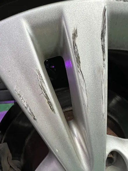 대구 휠복원 대구 휠도색 대구 자동차 휠수리 잘하는 곳 휠플레이 타이어 전문[BMW 2시리즈 액티브 투어러 순정 17인치 블랙펄유광 휠도색 작업입니다.] / 대구 서구 평리동