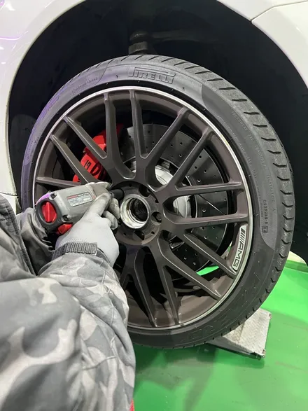 대구 휠복원 대구 휠도색 대구 휠수리 타이어 전문 휠플레이[벤츠 C63 AMG 순정 19인치 블랙반무광 휠도색 작업입니다.] / 대구 서구 평리동