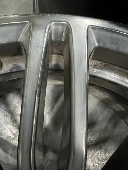 대구 휠복원 대구 휠도색 대구 휠수리 잘하는곳 타이어 전문 휠플레이[BMW 5시리즈 순정 19인치 블랙유광 휠도색 작업입니다.] / 대구 서구 평리동