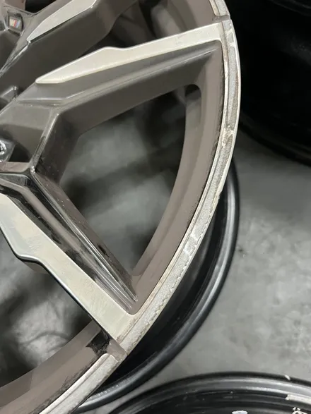 대구 휠복원 대구 휠도색 대구 자동차 휠수리 잘하는 곳 휠플레이 타이어 전문[BMW 850 순정 20인치 블랙펄유광 휠도색 작업입니다.] / 대구 서구 평리동