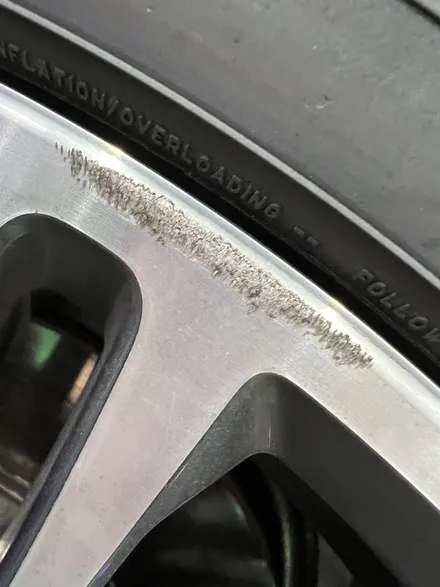 대구 휠복원 대구 휠도색 대구 자동차 휠수리 잘하는 곳 휠플레이 타이어 전문[BMW 5시리즈 순정 19인치 블랙펄유광 휠도색 작업입니다.] / 대구 서구 평리동