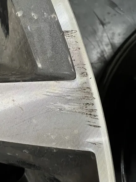 대구 휠복원 대구 휠도색 대구 자동차 휠수리 잘하는 곳 휠플레이 타이어 전문[현대 그랜저 GN7 순정 19인치 번개휠 블랙펄유광 휠도색 작업입니다.] / 대구 서구 평리동