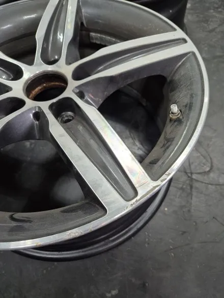 대구 휠복원 대구 휠도색 대구 자동차 휠수리 잘하는 곳 휠플레이 타이어 전문[BMW 1시리즈 순정 17인치 블랙펄유광 휠도색 작업입니다.] / 대구 서구 평리동