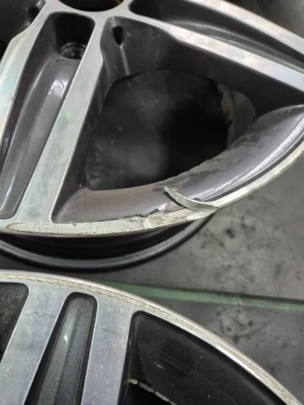 대구 휠복원 대구 휠도색 대구 자동차 휠수리 잘하는 곳 휠플레이 타이어 전문[BMW 1시리즈 순정 17인치 블랙펄유광 휠도색 작업입니다.] / 대구 서구 평리동