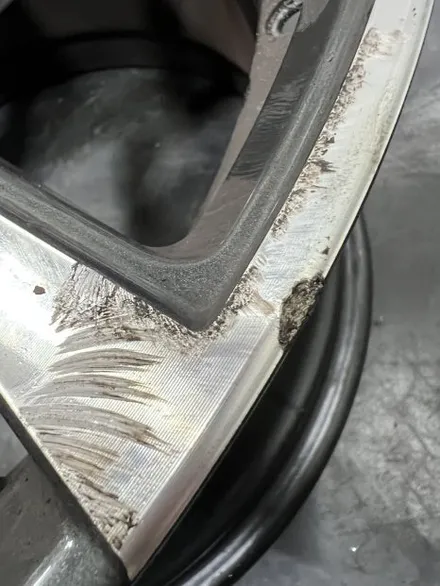 대구 휠복원 대구 휠도색 대구 자동차 휠수리 잘하는 곳 휠플레이 타이어 전문[BMW 218 순정 18인치 블랙유광 휠도색 작업입니다.] 대구 휠복원 성지 / 대구 서구 평리동