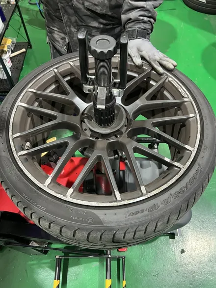 대구 휠복원 대구 휠도색 대구 휠수리 타이어 전문 휠플레이[벤츠 C63 AMG 순정 19인치 블랙반무광 휠도색 작업입니다.] / 대구 서구 평리동