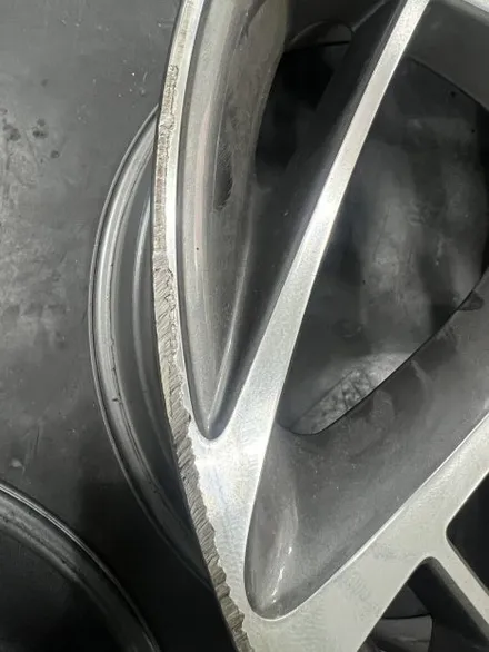 대구 휠복원 대구 휠도색 대구 자동차 휠수리 잘하는 곳 휠플레이 타이어 전문[제네시스 G90 순정 20인치 다이아몬드커팅 휠복원 작업입니다.] / 대구 서구 평리동