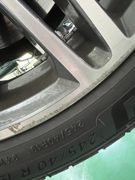 대구 휠복원 대구 휠도색 대구 자동차 휠수리 잘하는 곳 휠플레이 타이어 전문[BMW 5시리즈 순정 19인치 블랙펄유광 휠도색 작업입니다.] / 대구 서구 평리동