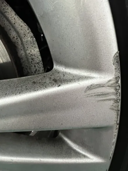 대구 휠복원 대구 휠도색 대구 자동차 휠수리 잘하는 곳 휠플레이 타이어 전문[BMW 2시리즈 액티브 투어러 순정 17인치 블랙펄유광 휠도색 작업입니다.] / 대구 서구 평리동