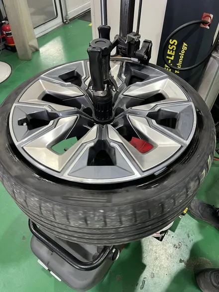 대구 휠복원 대구 휠도색 대구 자동차 휠수리 잘하는 곳 휠플레이 타이어 전문[BMW I7 7시리즈 순정 21인치 다이아몬드커팅 휠복원 작업입니다.] / 대구 서구 평리동
