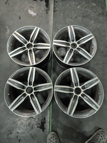 대구 휠복원 대구 휠도색 대구 자동차 휠수리 잘하는 곳 휠플레이 타이어 전문[BMW 1시리즈 순정 17인치 블랙펄유광 휠도색 작업입니다.] / 대구 서구 평리동