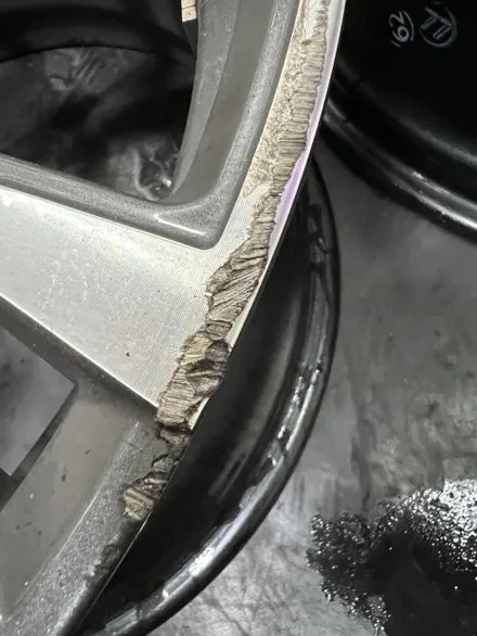 대구 휠복원 대구 휠도색 대구 자동차 휠수리 잘하는 곳 휠플레이 타이어 전문[BMW 218 순정 18인치 블랙유광 휠도색 작업입니다.] 대구 휠복원 성지 / 대구 서구 평리동