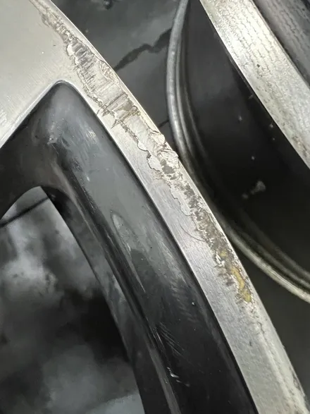 대구 휠복원 대구 휠도색 대구 휠수리 잘하는 곳 휠플레이 타이어 전문[BMW 420 순정 19인치 블랙유광 휠도색 작업입니다.] / 대구 서구 평리동