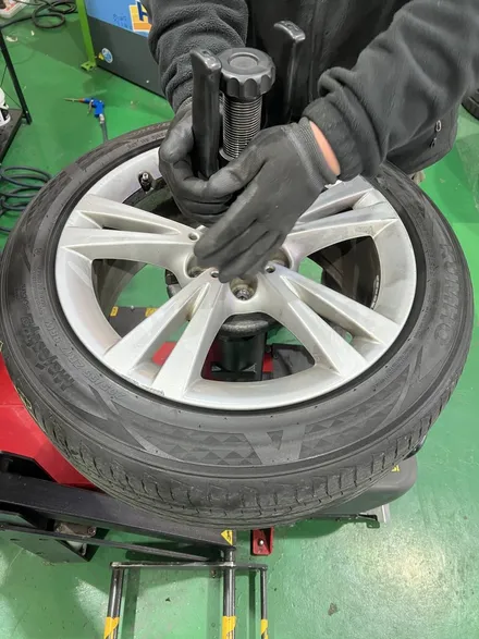 대구 휠복원 대구 휠도색 대구 자동차 휠수리 잘하는 곳 휠플레이 타이어 전문[BMW 2시리즈 액티브 투어러 순정 17인치 블랙펄유광 휠도색 작업입니다.] / 대구 서구 평리동