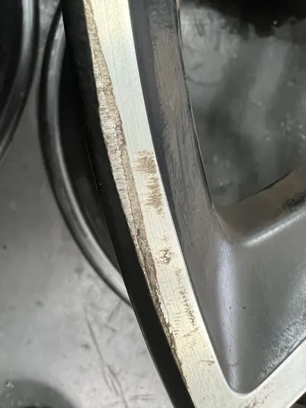 대구 휠복원 대구 휠도색 대구 휠수리 타이어 전문 휠플레이[벤츠 E63 AMG 순정 20인치 다이아몬드컷팅 휠복원 작업입니다.] / 대구 서구 평리동