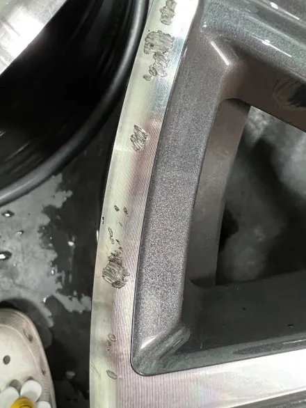 대구 휠복원 대구 휠도색 대구 휠수리 타이어 전문 휠플레이[BMW 7시리즈 순정 20인치 블랙펄유광 휠도색 작업입니다.] / 대구 서구 평리동