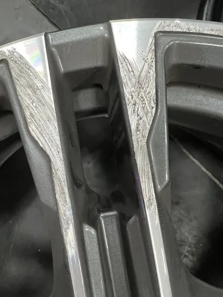 대구 휠복원 대구 휠도색 대구 휠수리 잘하는곳 휠플레이[BMW 1시리즈 순정 19인치 블랙펄유광 휠도색 작업입니다.] / 대구 서구 평리동