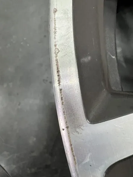 대구 휠복원 대구 휠도색 대구 자동차 휠수리 잘하는 곳 휠플레이 타이어 전문[BMW 5시리즈 순정 19인치 블랙펄유광 휠도색 작업입니다.] / 대구 서구 평리동