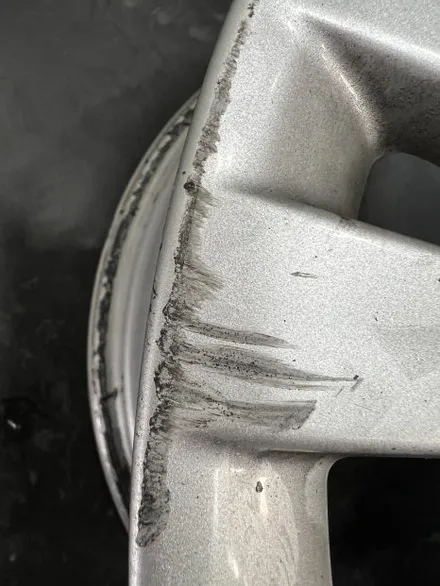대구 휠복원 대구 휠도색 대구 자동차 휠수리 잘하는 곳 휠플레이 타이어 전문[BMW 2시리즈 액티브 투어러 순정 17인치 블랙펄유광 휠도색 작업입니다.] / 대구 서구 평리동