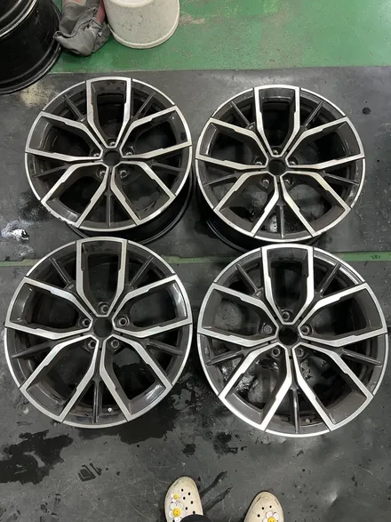 대구 휠복원 대구 휠도색 대구 자동차 휠수리 잘하는 곳 휠플레이 타이어 전문[BMW G30 5시리즈 순정 19인치 다이아몬드커팅 휠커스텀 작업입니다.] / 대구 서구 평리동
