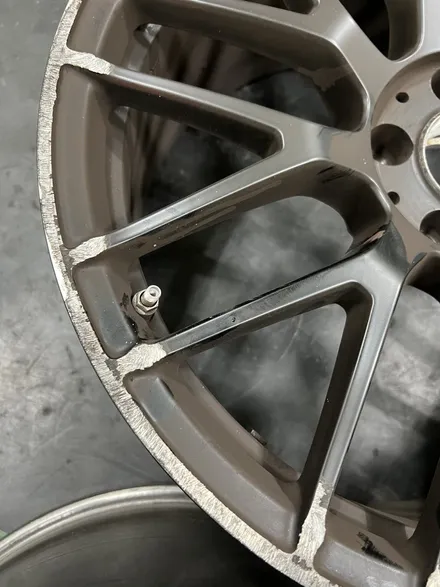대구 휠복원 대구 휠도색 대구 휠수리 타이어 전문 휠플레이[벤츠 C63 AMG 순정 19인치 블랙반무광 휠도색 작업입니다.] / 대구 서구 평리동