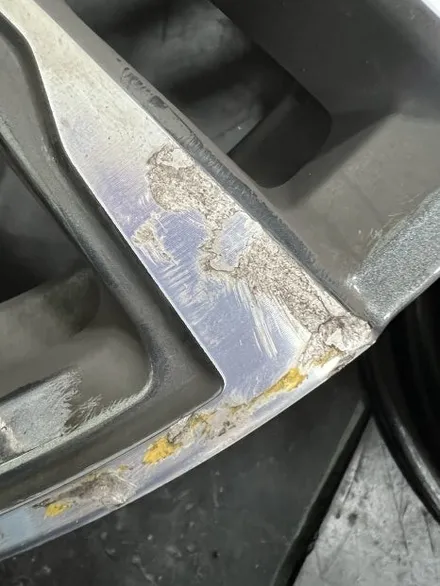 대구 휠복원 대구 휠도색 대구 휠수리 잘하는 곳 타이어 전문 휠플레이[BMW 1시리즈 순정 18인치 다이아몬드커팅 휠복원 작업입니다.] / 대구 서구 평리동