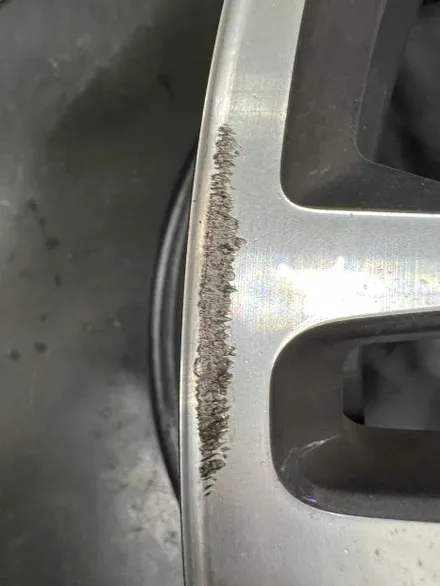대구 휠복원 대구 휠도색 대구 자동차 휠수리 잘하는 곳 휠플레이 타이어 전문[BMW 5시리즈 순정 19인치 블랙펄유광 휠도색 작업입니다.] / 대구 서구 평리동