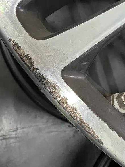 대구 휠복원 대구 휠도색 대구 자동차 휠수리 잘하는 곳 휠플레이 타이어 전문[BMW 5시리즈 순정 19인치 블랙펄유광 휠도색 작업입니다.] / 대구 서구 평리동